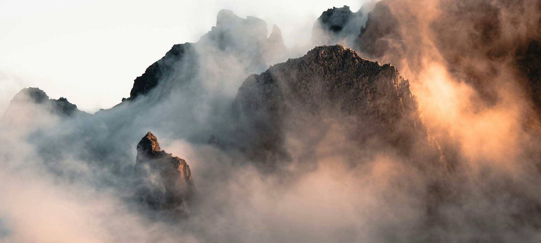 Berggipfel im Nebel